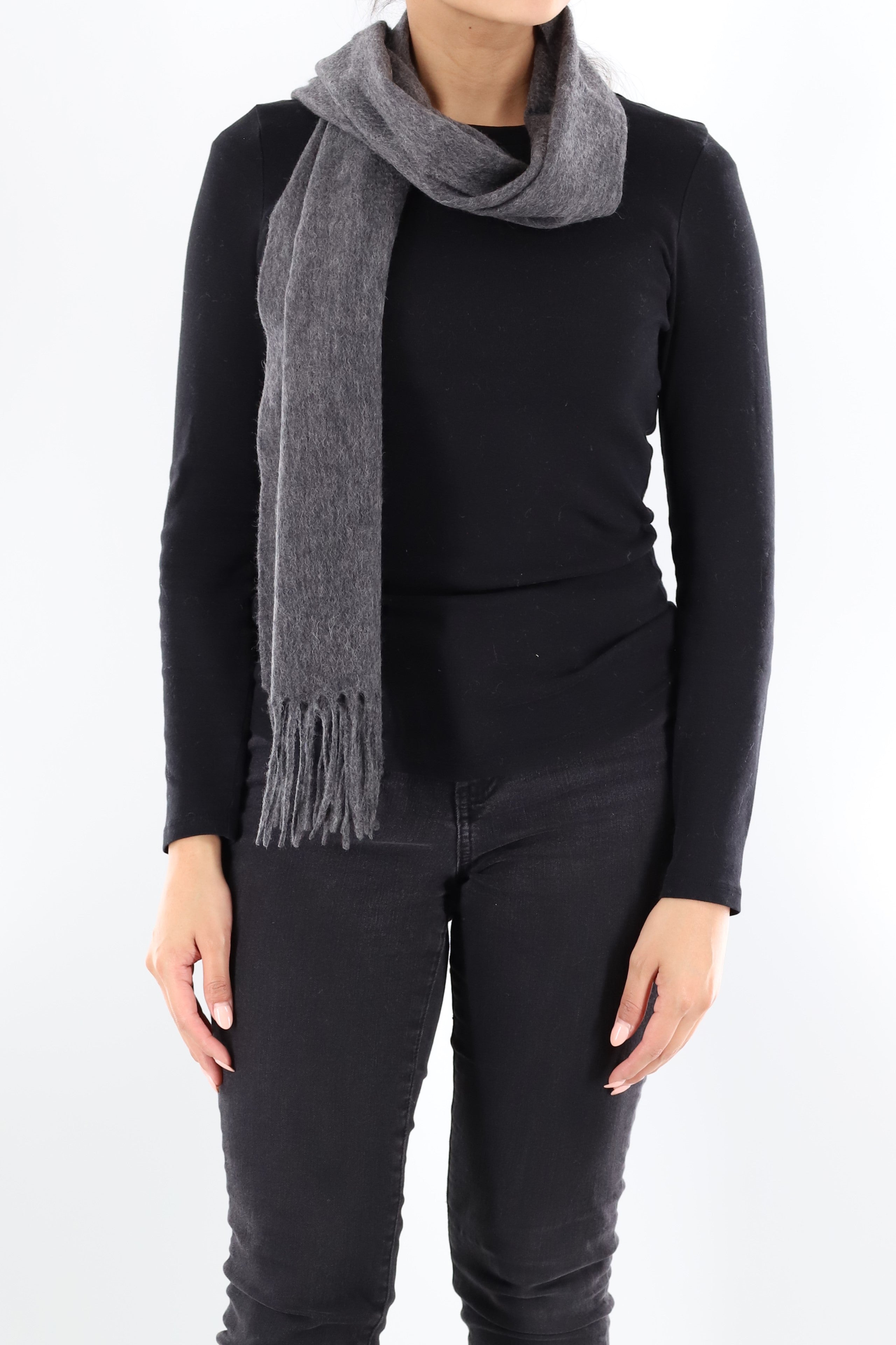 Solid scarf with fringe