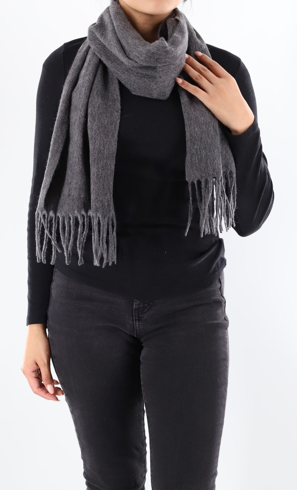 Solid scarf with fringe